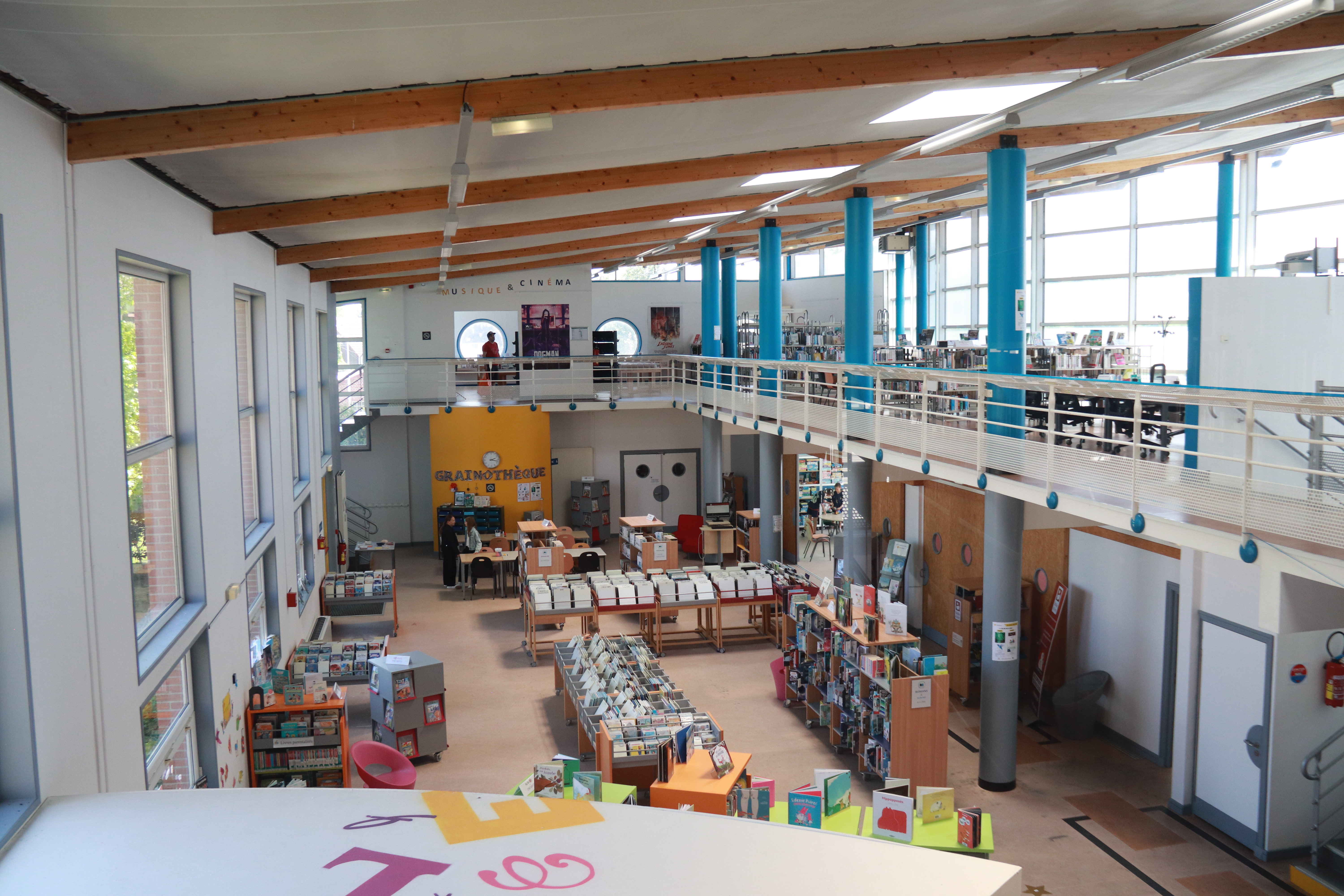 Intérieur de la médiathèque de Merville