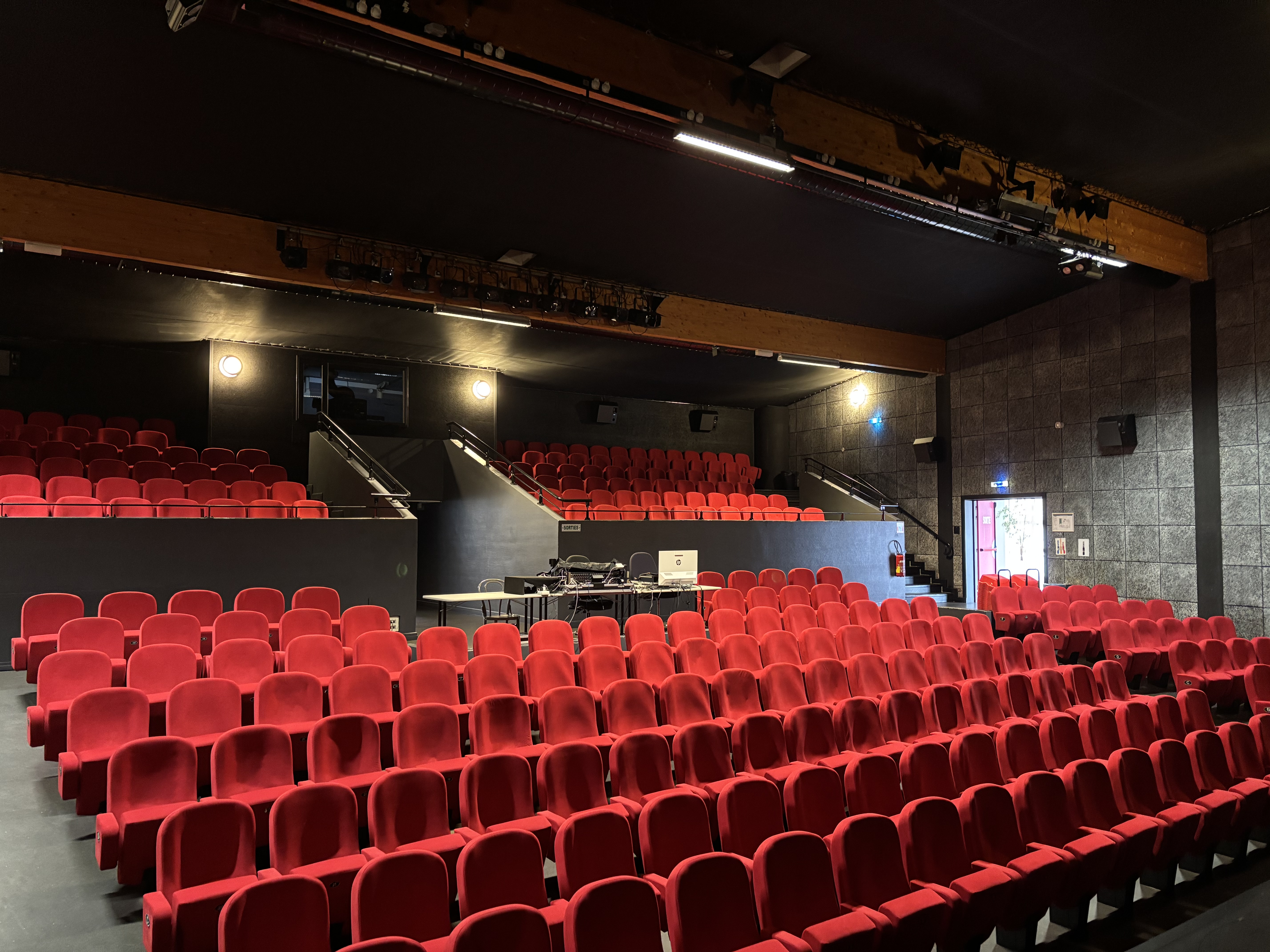 Fauteuils de la salle de cinéma de Merville
